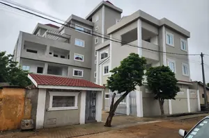 Villa R+4 de 34 pièces à vendre à Kodjoviakopé – 700 m² – Titre foncier – 1,5 milliard FCFA