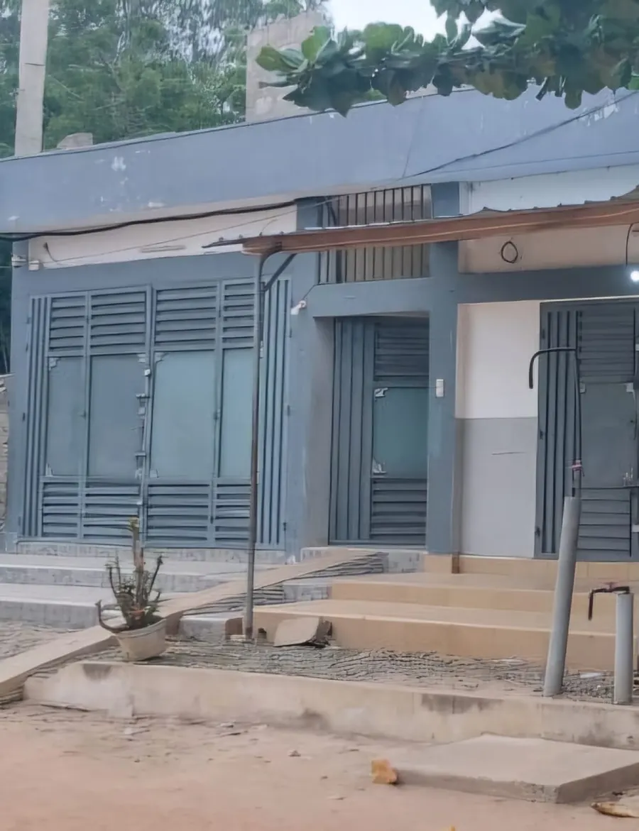 Vente d'une maison à Agoè Assigomé, 1/3 de lot, bord de grande voie près du carrefour Mombassa – 17 millions FCFA