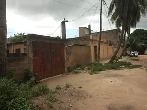Terrain demi-lot clôturé bâti 6 pièces en vente à Avedji Ametossimé – 22 millions FCFA