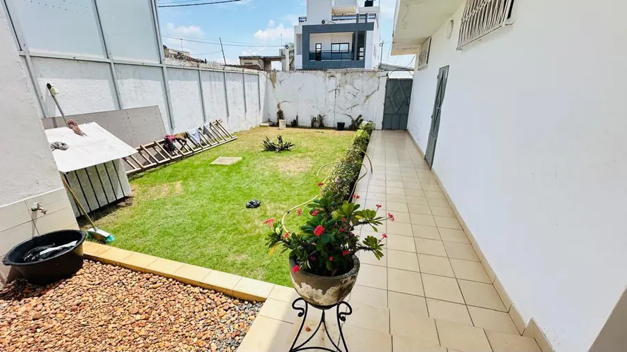 Vente d'une villa à Forever, 4 pièces, villa basse sur demi-lot avec jardin – 110 millions FCFA
