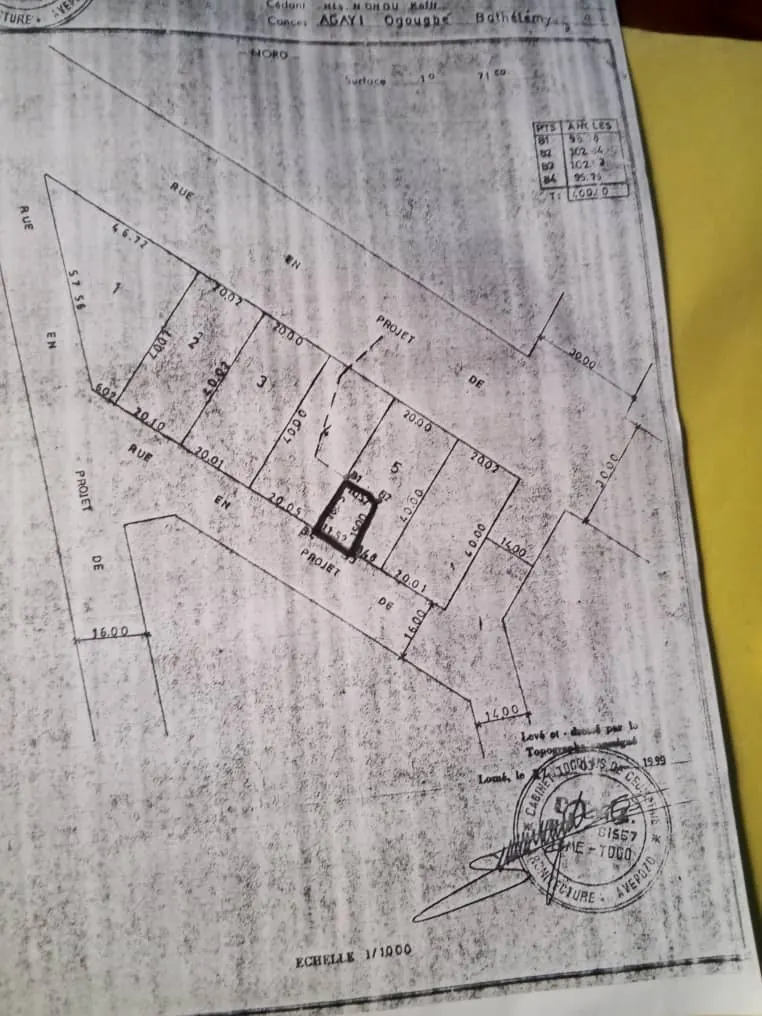 Terrain 171 m² avec ancienne maison inachevée en vente à Avepozo Agboyibo – 11 000 000 FCFA