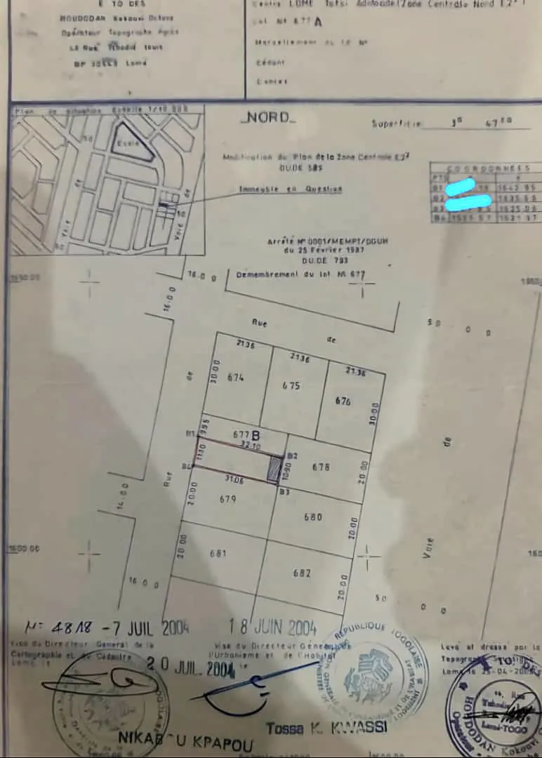 Vente d'un terrain bâti à Adidoadin, demi-lot de 4 pièces + chambre salon, 347 m², à 60 m du goudron – 20 millions FCFA