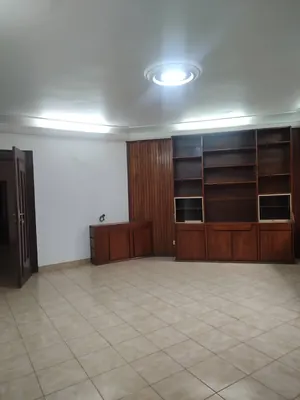 Villa 6 pièces à louer à Djidjolé proche du goudron – 900 000 FCFA