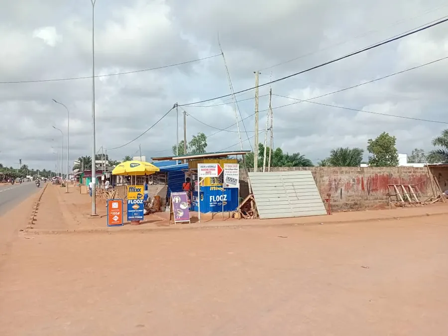 Terrain 5 lots en angle de rue en vente au bord du goudron à Ségbé Akato – 70 millions FCFA le lot