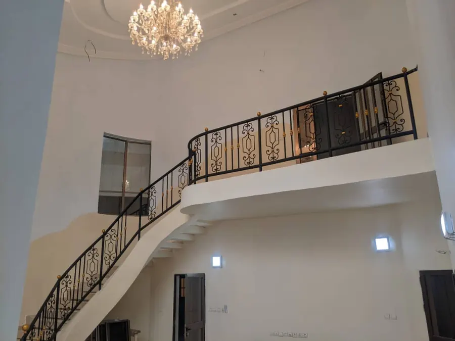 Villa R+1 6 chambres à louer à Tokoin ENAM à 200m du goudron – 750 000 FCFA