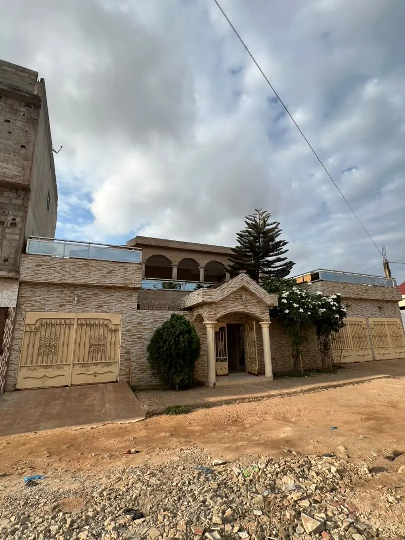 Vente d'une villa duplex à Agoè Cacaveli, 6 chambres, 603 m², proche du goudron – 190 millions FCFA négociables