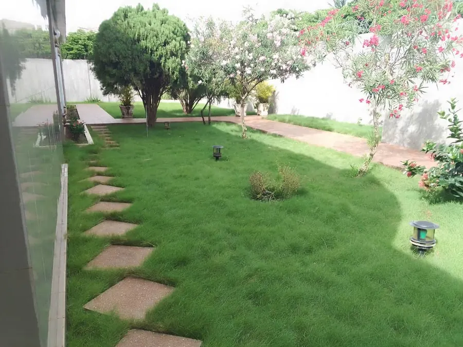 Villa basse 4 chambres à vendre en angle de rue sur 900 m² à Agoè Léo 2000 – 325 millions FCFA