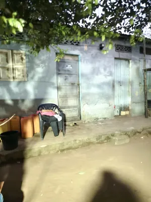 Vente d'une maison à Agoè près du carrefour Commando, 6 pièces, 255 m², proche du goudron – 17 500 000 FCFA — photo 3