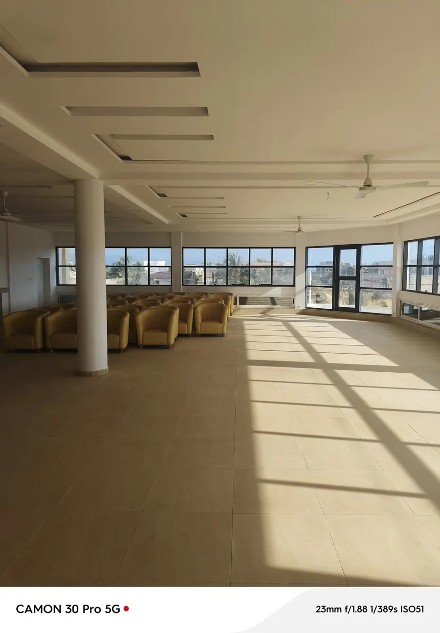 Restaurant 3 niveaux en angle de rue à vendre à Baguida, vue sur la mer – 350 millions FCFA