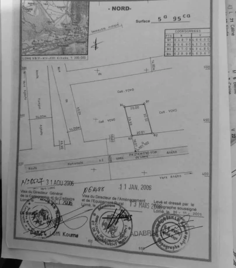 Terrain demi-lot 300 m² en vente au bord du goudron à Kpogan – 35 millions FCFA