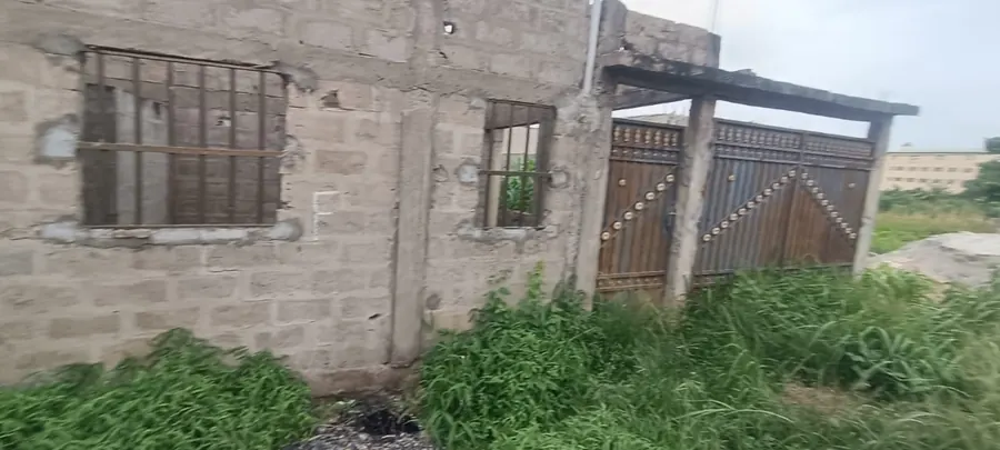 Terrain demi-lot clôturé en vente derrière l'Université de Lomé – 25 millions FCFA