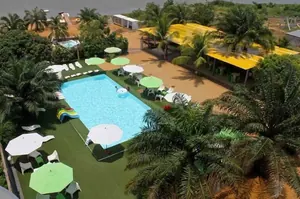 Vente d'un hôtel à Agbodrafo, 3 002 m², avec piscine – 360 millions FCFA — photo 2