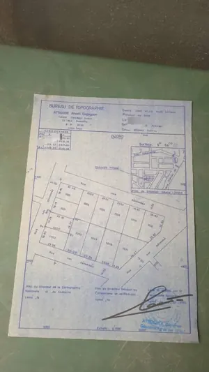 Boutique avec chambre, salon et terrasse sur demi-lot à Avédji Limousine – 25 millions FCFA