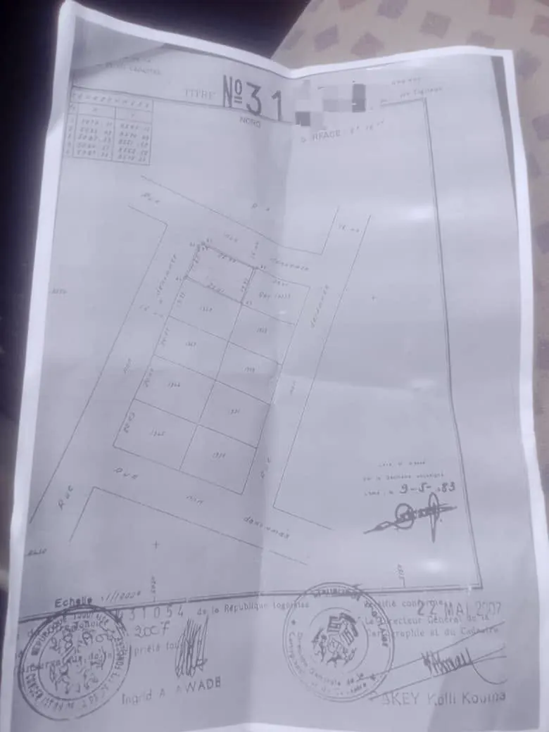 Terrain demi-lot 300 m² en vente en angle de rue à Hédzranawoé Assivimé – 40 millions FCFA