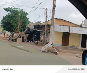Vente d'un terrain à Minamadou 1, moins d'¼ de lot (10×10 m), 4 boutiques, angle de rue face au goudron – 25 millions FCFA à débattre — photo 3