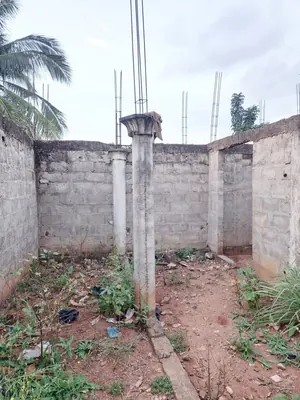 Vente d'une villa à Legbassito Assiko, 4 chambres + dépendance, demi-lot 300 m², à 1 km du goudron – 22 millions FCFA (dernier prix) — photo 2