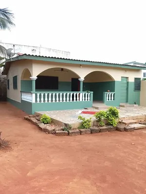 Vente d'une maison à Sanguéra Gendarmerie, 1 lot clôturé, proche du goudron – 28 millions FCFA — photo 1
