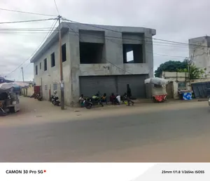 Vente d'un immeuble à Lomé (bord RN1, non loin de Colombe de la Paix), duplex R+1, angle de rue, 199 m² – 275 millions FCFA