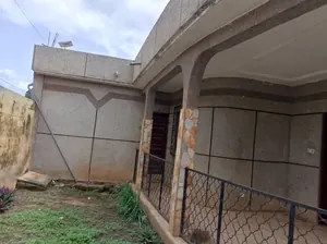 Villa 3 chambres en vente en angle de rue au bord du goudron à Kpalimé – 45 millions FCFA — photo 4