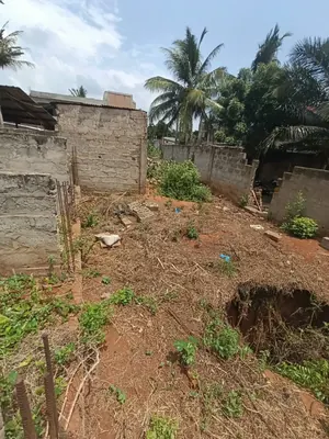 Vente d'un terrain à Agoè Sogbossito, demi-lot (379 m²), construction inachevée, proche du goudron – 17 millions FCFA — photo 6