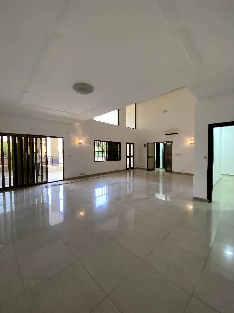 Villa duplex 5 chambres à louer à Cito Aéroport – 800 000 FCFA
