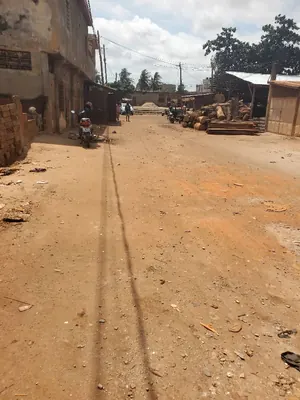 Vente d'un terrain à Agoè Assiyeye, 1 lot (667 m²), semi-clôturé avec fondation, proche de la nationale N1 – à partir de 35 millions FCFA — photo 3