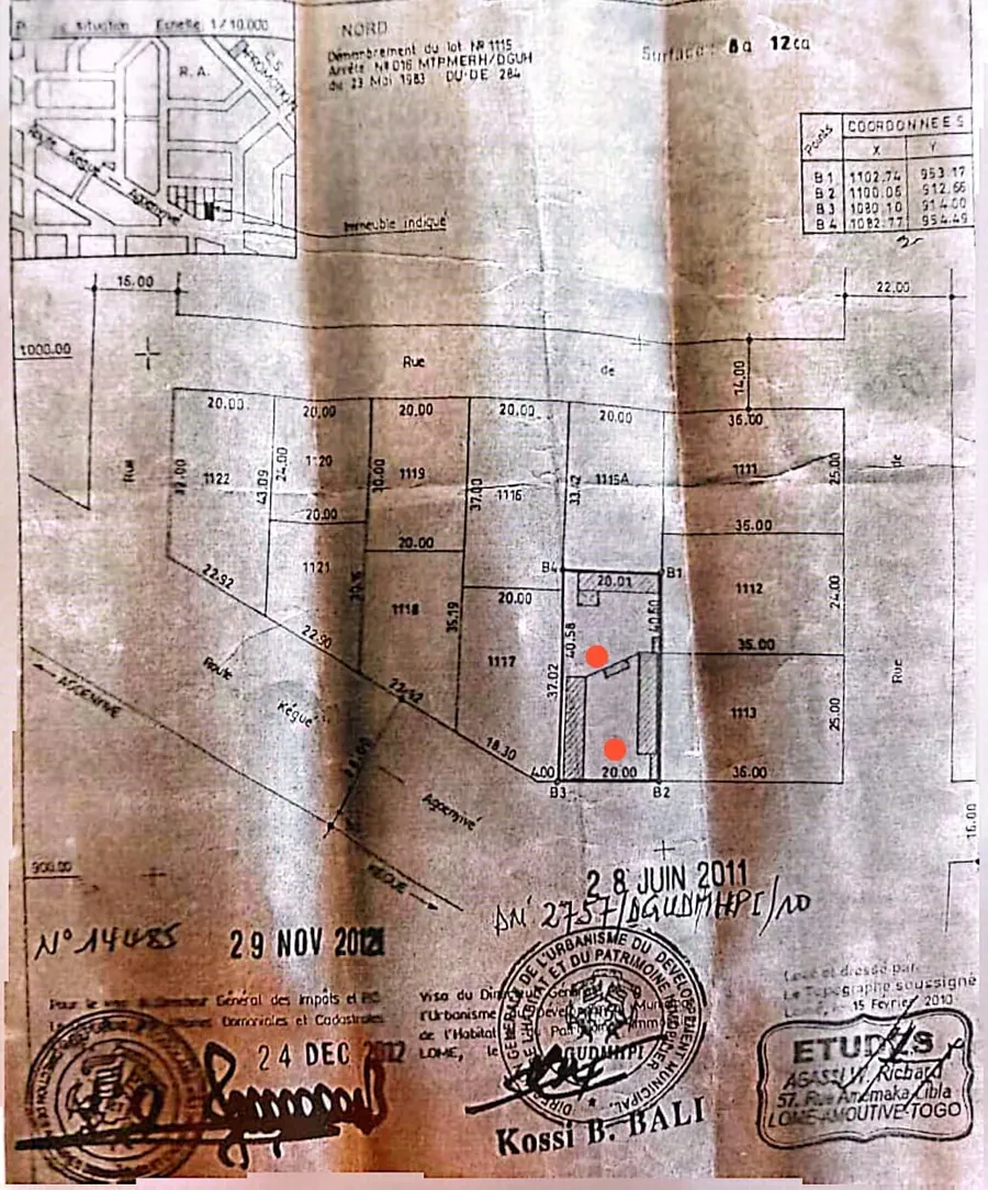 Vente d'un terrain à Kégué, 1 lot 1/3 (812 m²), bord du goudron, avec ancienne construction – 80 millions FCFA