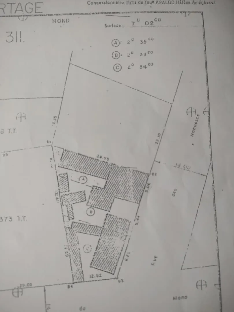 Terrain en angle de rue en vente à Assivito, bord du goudron – 395 millions FCFA