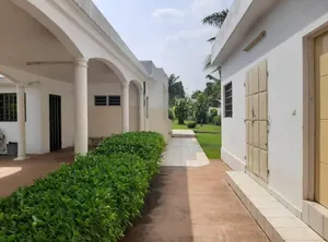 Villa 10 pièces sur 1920 m² avec piscine et garage à vendre à La Caisse – 1 milliard FCFA — photo 3