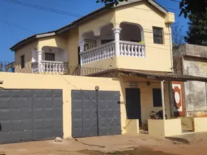 Vente d'une maison à Forever, duplex sur demi-lot (300 m²), à 150 m du goudron – 65 millions FCFA