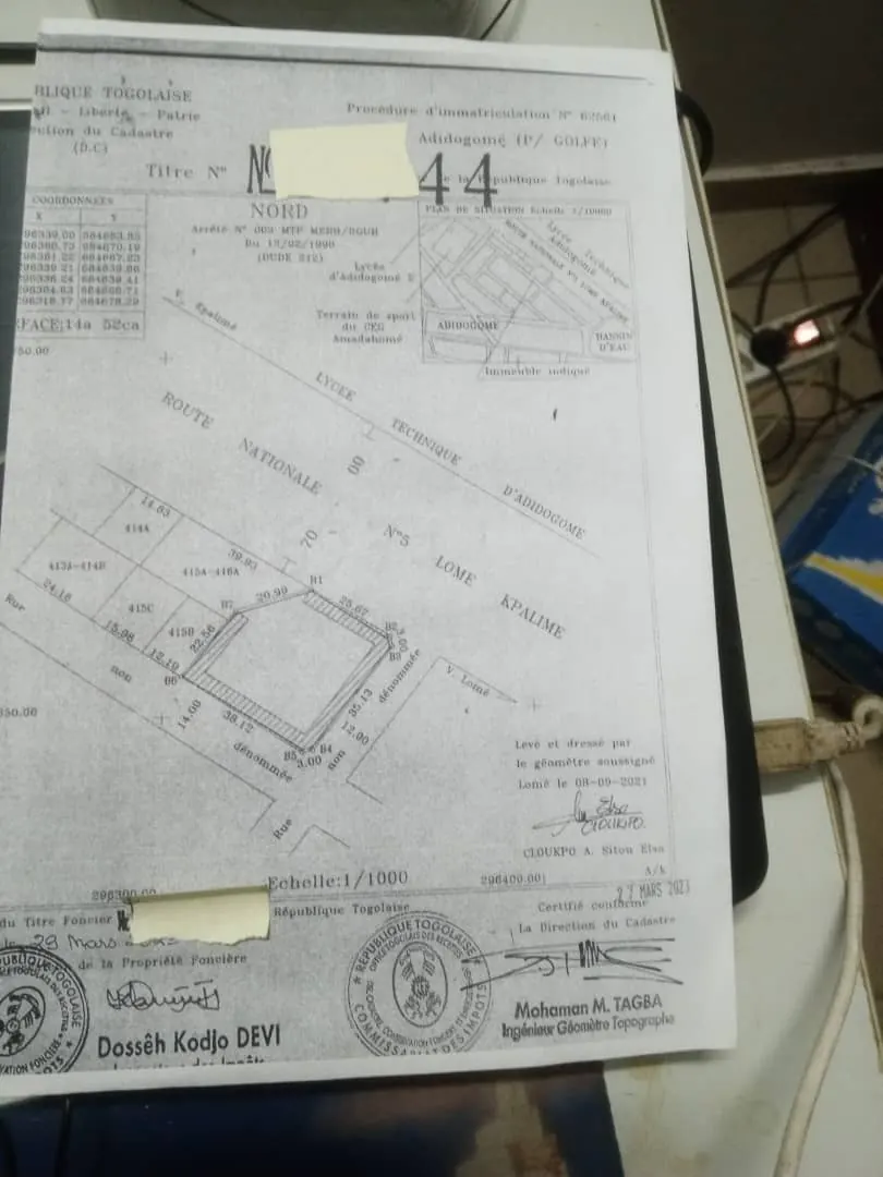 Terrain 2,5 lots en angle de rue en vente en bordure de boulevard à Adidogomé Douane / Cité Mokpokpo – 400 millions FCFA