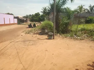 Vente d'un terrain à Assigomé, 1 lot clôturé, proche du goudron – à partir de 15 millions FCFA — photo 2
