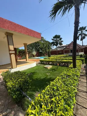 Location d'une villa à Tokoin Tako, 3 chambres + dépendance, avec piscine et jardin, à 50 m du goudron – 1 000 000 FCFA/mois