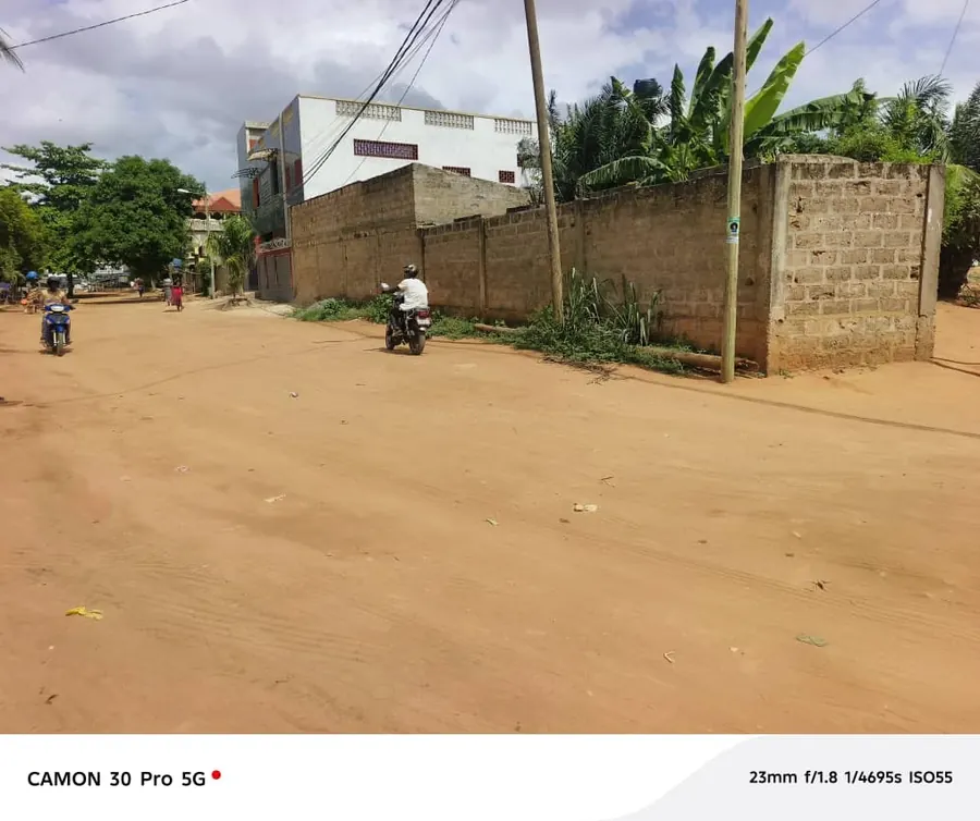 Terrain en angle de rue à vendre à Adidogomè Atilamonou – 30 millions FCFA