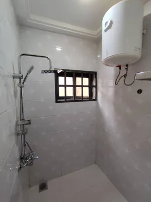 Location d'une villa à Djidjolé, triplex, 6 chambres, avec piscine, bord du goudron – 1 000 000 FCFA/mois — photo 11