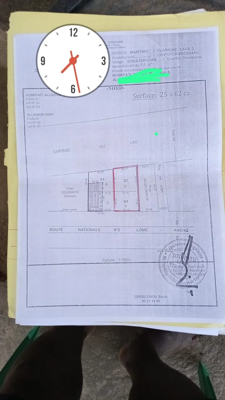 Terrain 2 lots 1200 m² en vente en bordure de goudron à Djassemé – 16 millions FCFA le lot
