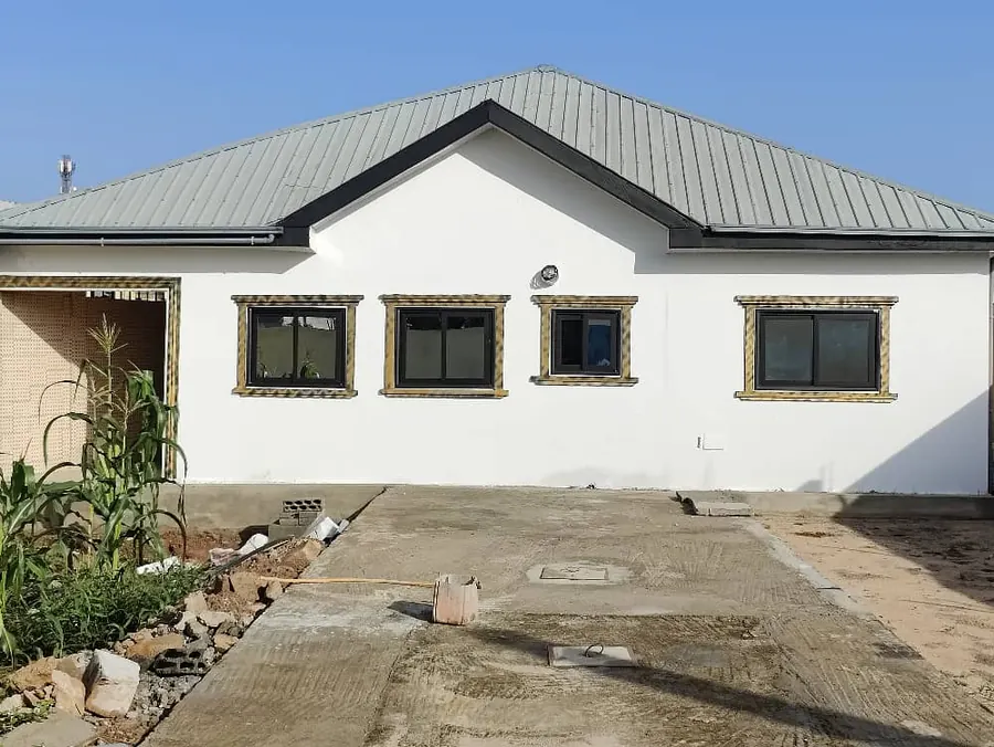 Villa neuve 3 pièces en vente à Sanguera avant Kleme Antenne Moov – 55 millions FCFA