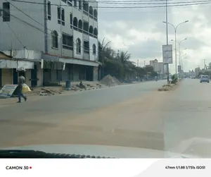 Vente d'un terrain à Minamadou 1, moins d'¼ de lot (10×10 m), 4 boutiques, angle de rue face au goudron – 25 millions FCFA à débattre — photo 1