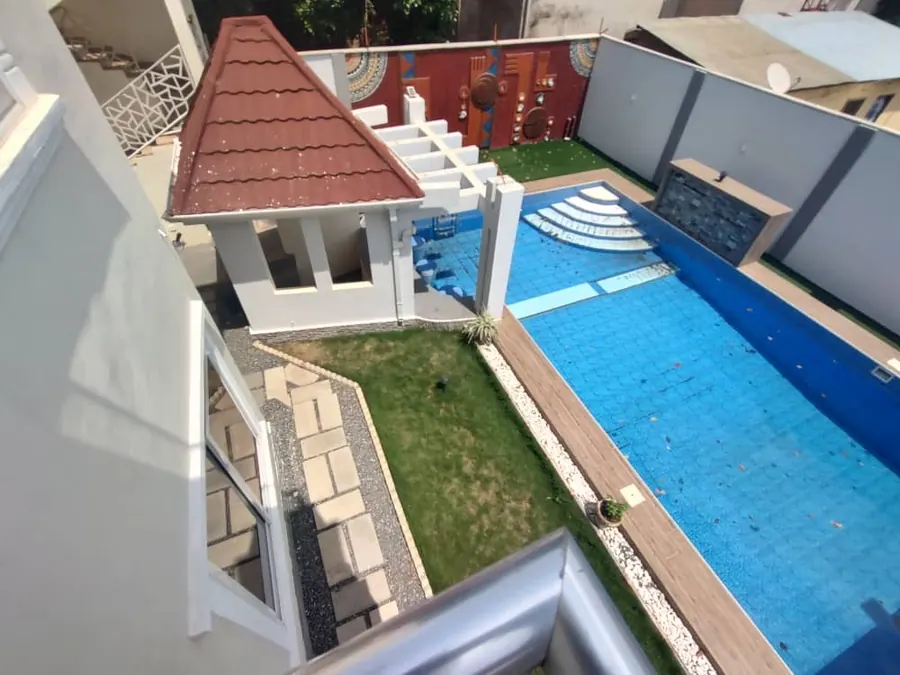 Villa triplex meublée 7 chambres à louer à Attiégou avec piscine et terrain de basketball – 1 700 000 FCFA/mois