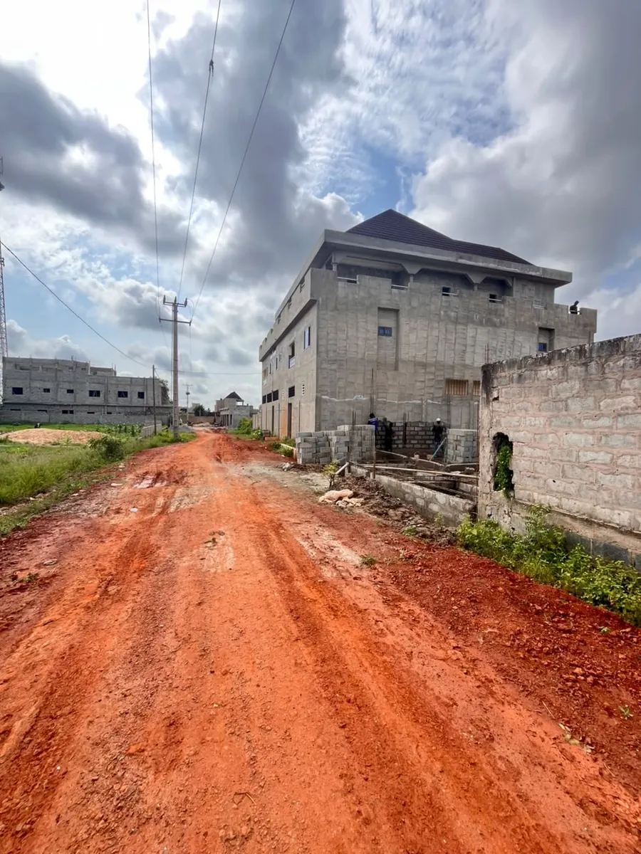 Terrain 1/4 de lot clôturé en vente à Agoè Nyivé – 12 000 000 FCFA