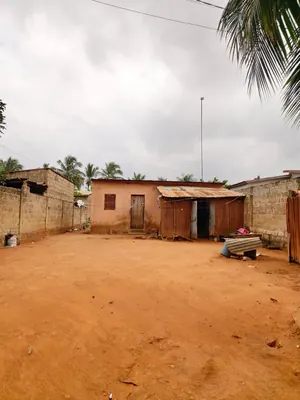 Demi-lot bâti de 300 m² en vente à 150 m du goudron à Agoè Légbassito (Rond-Point des Sœurs) – 16 millions FCFA — photo 2
