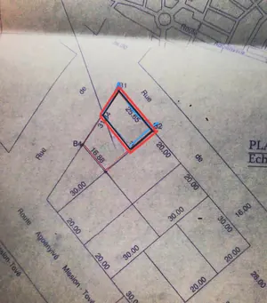 Maison demi-lot en vente à Agoè Main 2 Dieu, angle de rues, proche de la grande voie – 28 millions FCFA