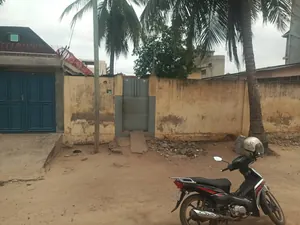 Vente d'une maison à Totsi Gblinkomé Carrefour de l'Amitié, 6 pièces, demi-lot clôturé bâti – 30 millions FCFA à débattre — photo 2