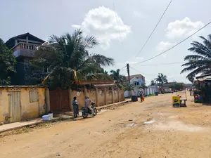 Terrain demi-lot en vente à Kégué, à 200m du goudron – 25 millions FCFA