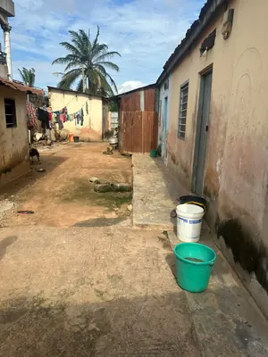 Terrain 300 m² en vente à Léo 2000 derrière école la volonté – 25 millions FCFA — photo 2