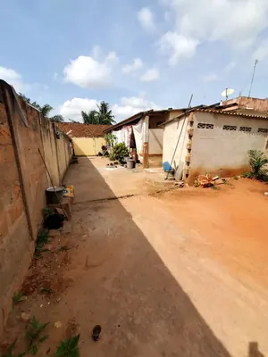 Vente d'un terrain à Amadahomé Foyer des Jeunes, demi-lot clôturé avec 3 pièces et sanitaire – 17 millions FCFA — photo 3