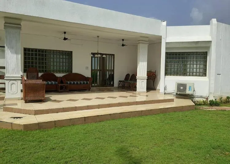 Villa 10 pièces sur 1920 m² avec piscine et garage à vendre à La Caisse – 1 milliard FCFA