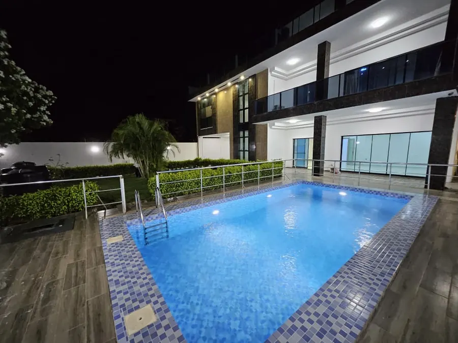 Villa standing avec piscine, jardin et rooftop à louer face à Supermarché Le Champion – 1 500 000 FCFA