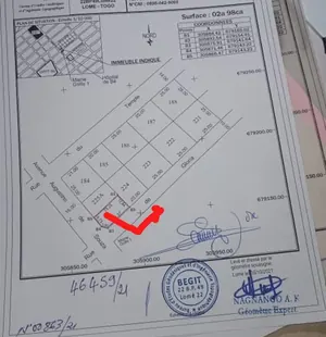 Vente d'un terrain à Bè, demi-lot en angle de rue, bord du goudron, titre foncier global – 90 millions FCFA