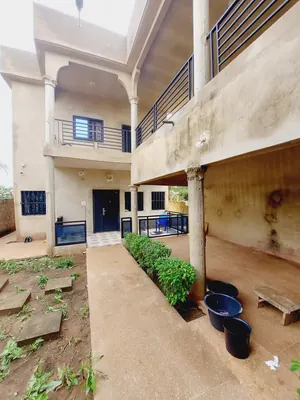 Vente d'une villa à Ségbé Akato, 7 chambres, R+1, nouvelle construction, demi-lot, à 200m du goudron – 65 millions FCFA — photo 2